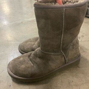 Grey medium height Ugg boots